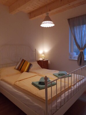 3 makuuhuonetta, vauvan matkasänky, Wi-Fi, vuodevaatteet