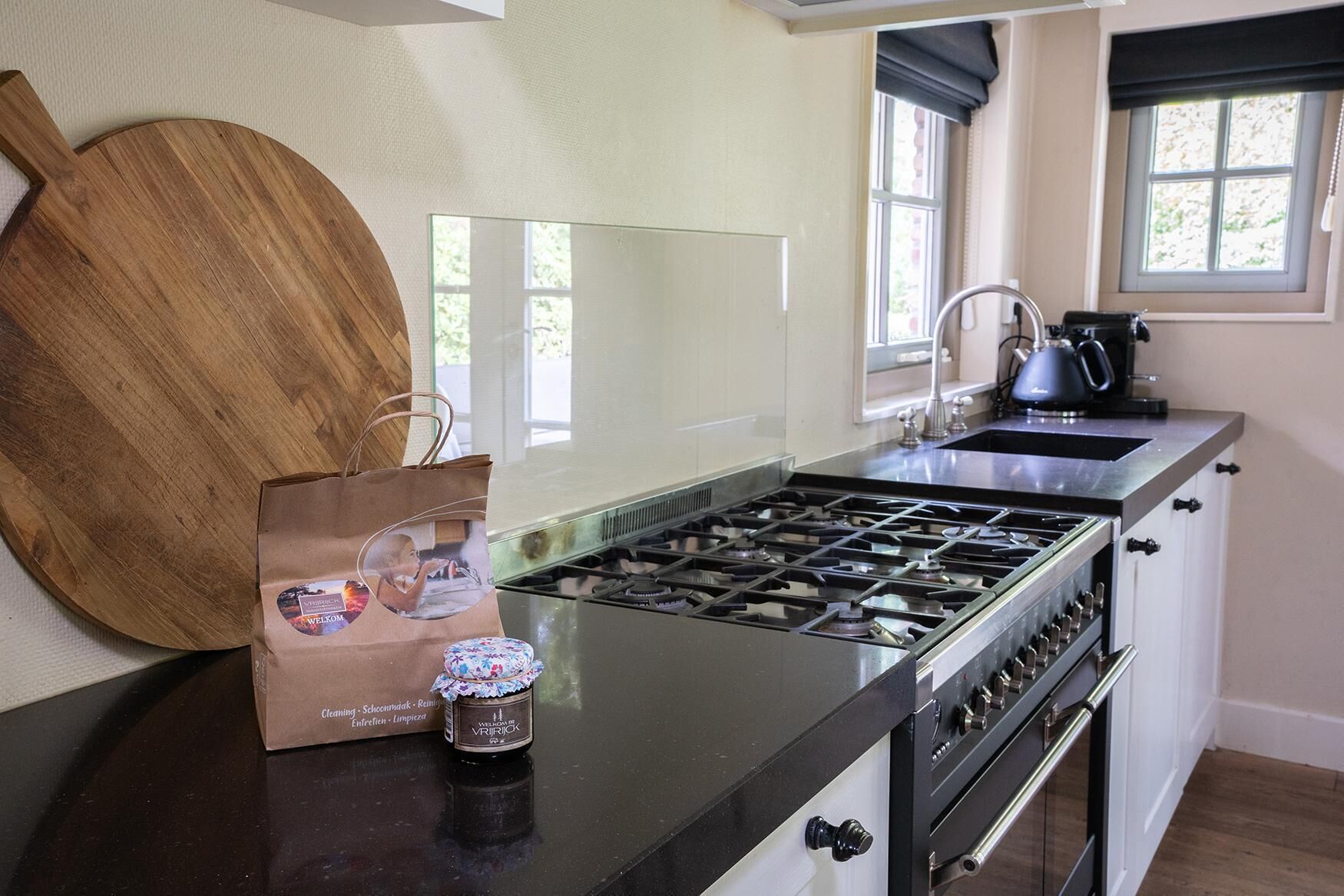 Een koelkast, een magnetron, een vaatwasser, kookgerei, borden en bestek