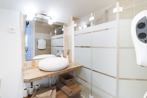 Hair dryer, towels