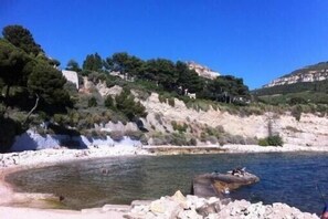 En la playa y toallas de playa 