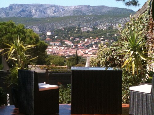 Air-conditioned villa in residence with swimming pool and tennis court