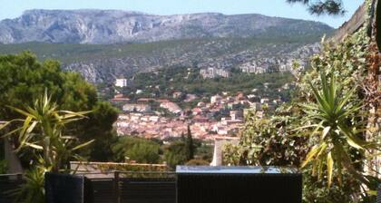 Air-conditioned villa in residence with swimming pool and tennis court