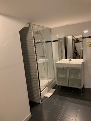 Douche, sèche-cheveux, serviettes fournies, savon