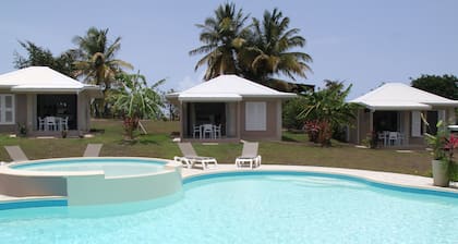Bungalow 1 standing with pool in St François