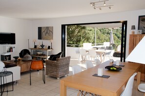 Dining - Splendid sea view villa, quiet heated pool near St-Tropez, beaches. (La Croix-Valmer)
