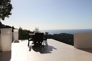 Outdoor dining - Splendid sea view villa, quiet heated pool near St-Tropez, beaches. (La Croix-Valmer)
