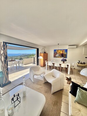 Smart TV, DVD player, books, video library - Splendid sea view villa, quiet heated pool near St-Tropez, beaches. (La Croix-Valmer)