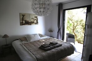 4 bedrooms, iron/ironing board, free WiFi, bed sheets - Splendid sea view villa, quiet heated pool near St-Tropez, beaches. (La Croix-Valmer)