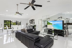 TV connectée, lecteur de DVD, livres, vidéothèque