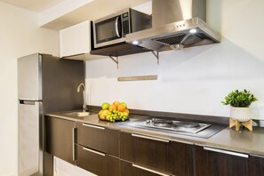 Departamento clásico | Cocina privada | Refrigerador con congelador, microondas y parrilla de estufa 
