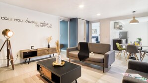A modern living room with a sofa, coffee table, and a wall with a motivational quote. - Eazy Centro by ULIV (Tijuana)