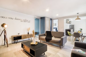 Apartemen Keluarga | Area keluarga | Smart TV