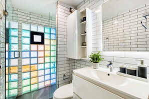 Sturta, regnsturtuhaus, hárblásari, handklæði