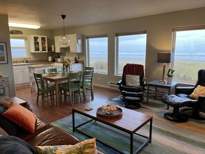 Smart TV, books - Oceanfront, steps from beach (Cloverdale)