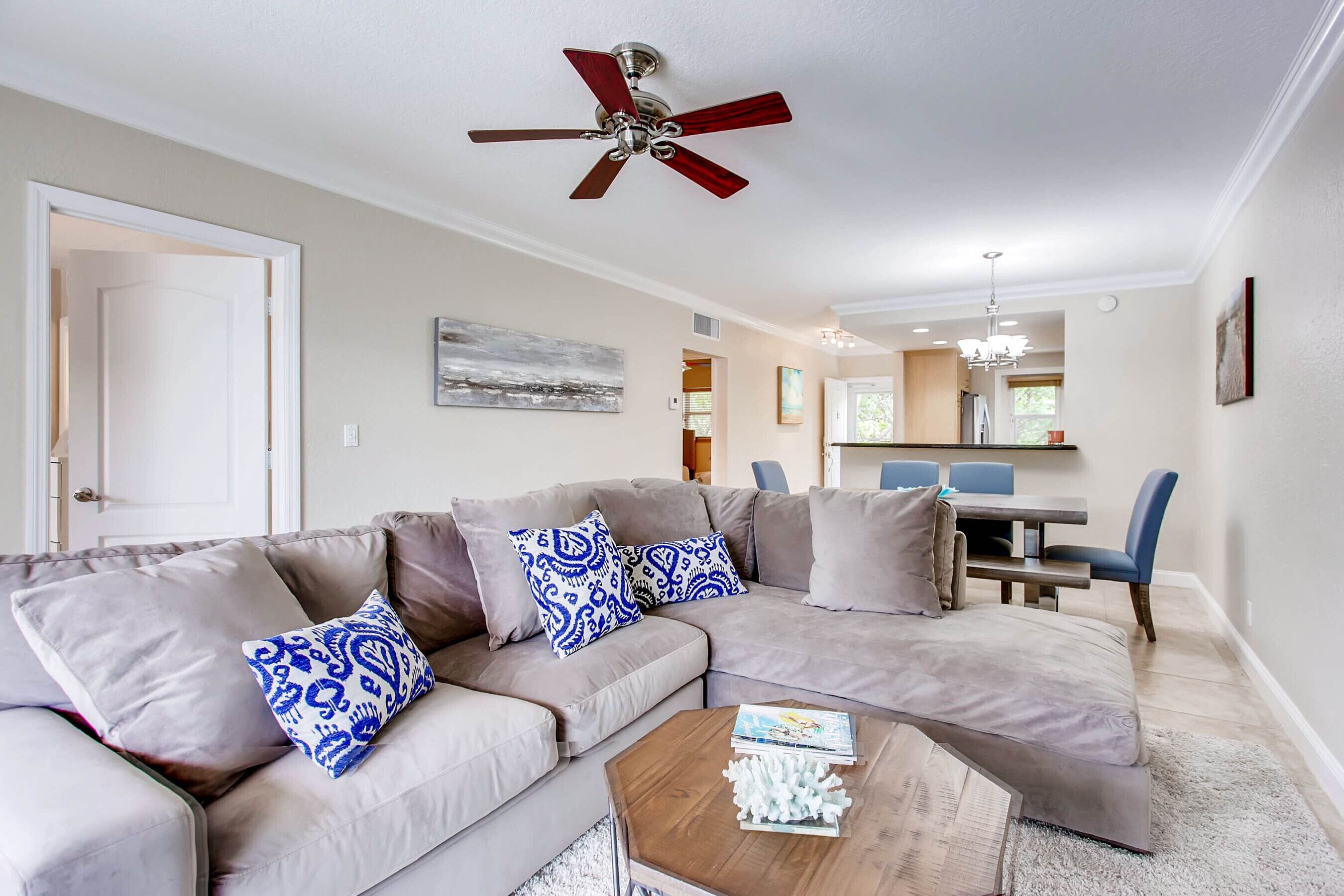 Serenity by the sea, 2 bedroom +den, 2 bath across the street from the beach