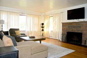 Televisie, een open haard, een dvd-speler en boeken