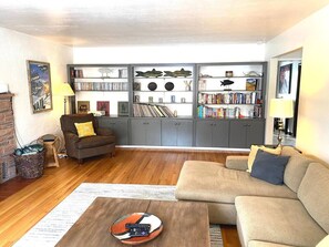 Televisie, een open haard, een dvd-speler en boeken