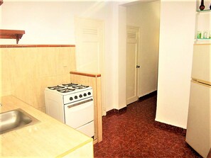 GroĂer KĂŒhlschrank, Mikrowelle, Ofen, Herdplatte