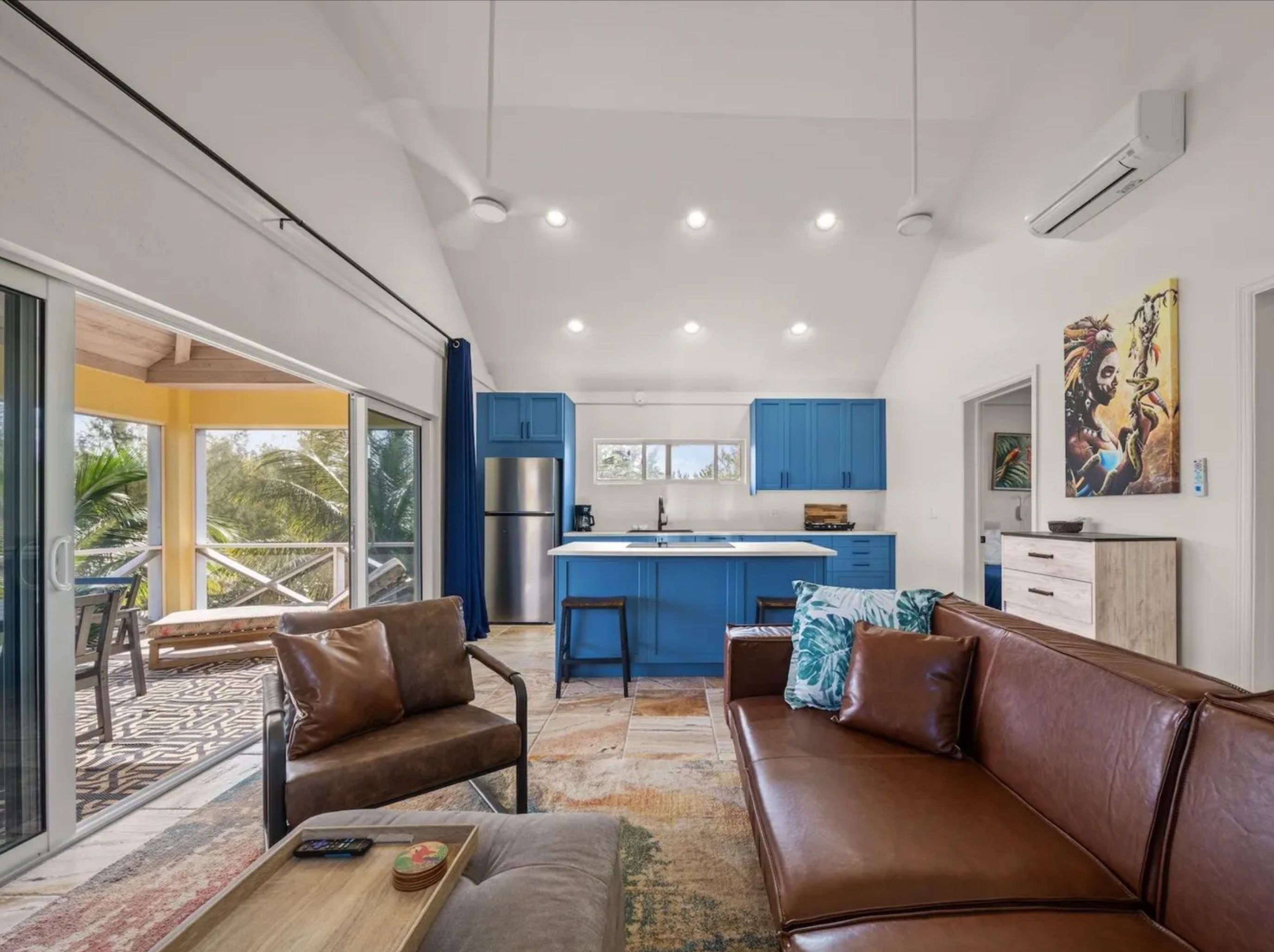 Una cocina moderna con armarios azules, una isla central y un refrigerador de acero inoxidable.