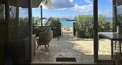 Upea merinäköala huvila suoraan Playa Lechi! 8 minuutin kävelymatka kaupunkiin.