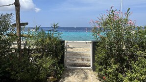 På stranden, solsenger og strandhåndklær