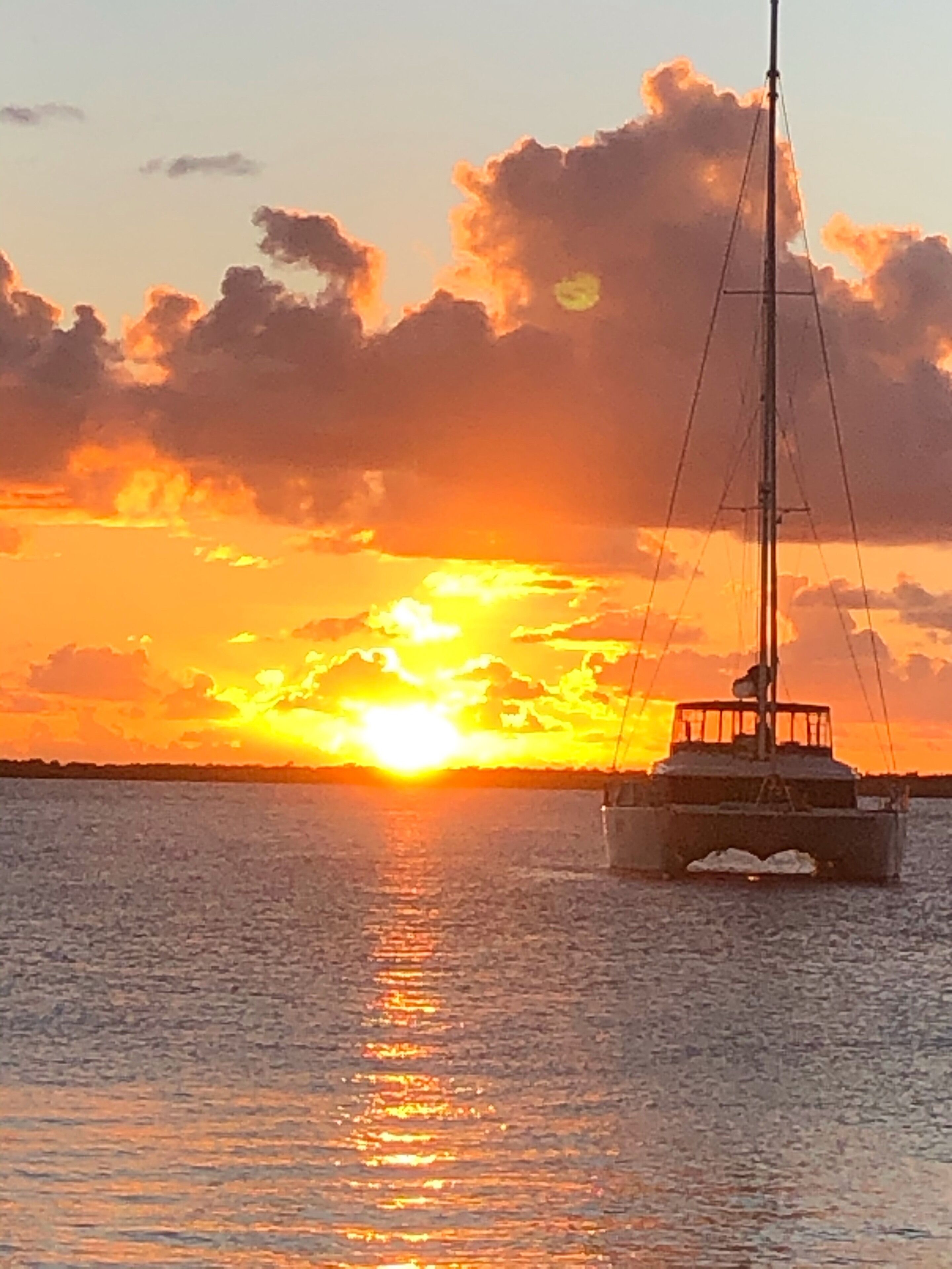På stranden, solsenger og strandhåndklær