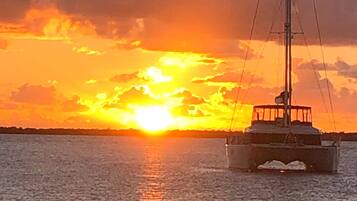 På stranden, solsenger og strandhåndklær