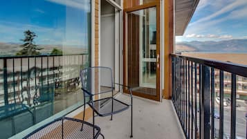 Condo, 2 Bedrooms, Hot Tub (Chelan Resort Suites: Bird's Eye Esca) | Terrace/patio