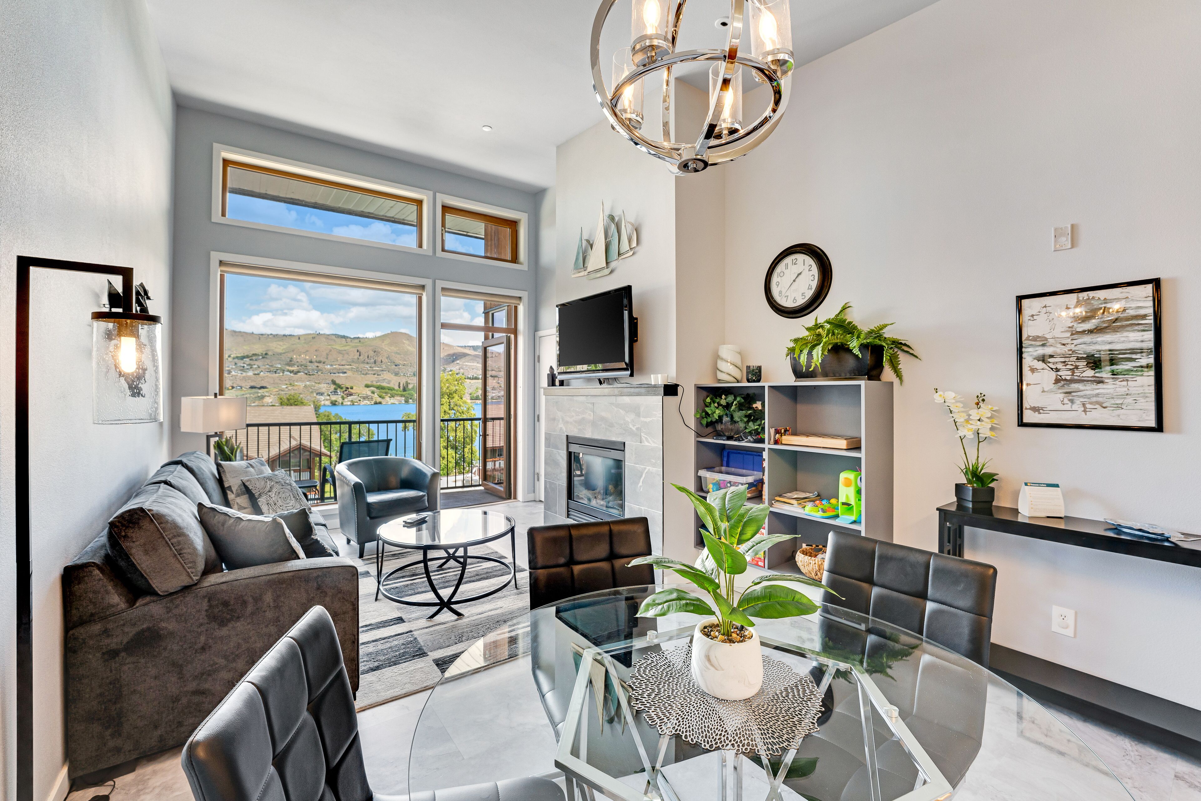 Huoneisto, 2 makuuhuonetta, poreamme (Chelan Resort Suites: Hillside Rest #) | Olohuone | Televisio