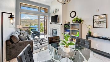 Huoneisto, 2 makuuhuonetta, poreamme (Chelan Resort Suites: Hillside Rest #) | Olohuone | Televisio