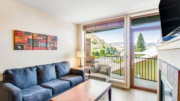 Condo, 2 Bedrooms, Hot Tub (Chelan Resort Suites: Parkside Paradi) | Living room | TV