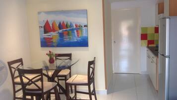 Apartment, 1 Queen Bed, Non Smoking | In-room dining