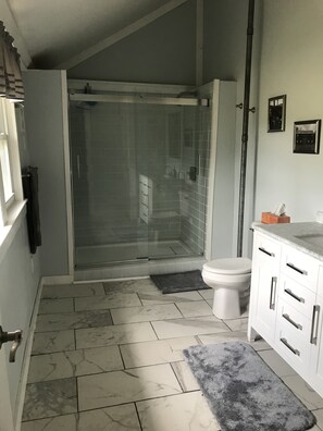 Casa Confort, 3 habitaciones, Terraza, vista al jardín | Baño | Regadera 