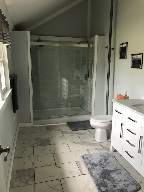 Comfort House, 3 Bedrooms, Terrace, Garden View | Bathroom | Shower