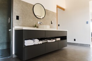 Shower, free toiletries, hair dryer, towels - La Cima del Valle Hotel (Valle de Guadalupe)