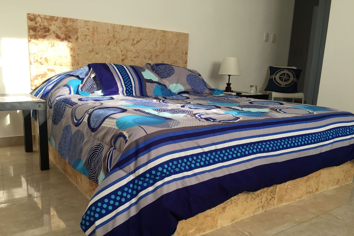 Standaard tweepersoonskamer, 1 slaapkamer, niet-roken | Luxe beddengoed, Tempur Pedic-bedden, een kluis op de kamer, gratis wifi