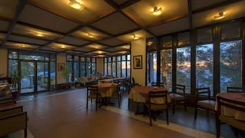 Breakfast, lunch, dinner served; local and international cuisine
