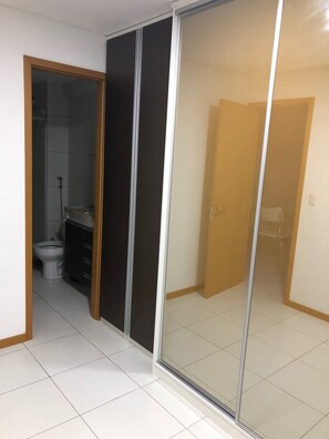 컴포트 아파트, 더블침대 1개, 장애인 지원 | 고급 침구, 필로우탑 침대, 각각 다른 스타일의 인테리어, 각각 다르게 가구 비치