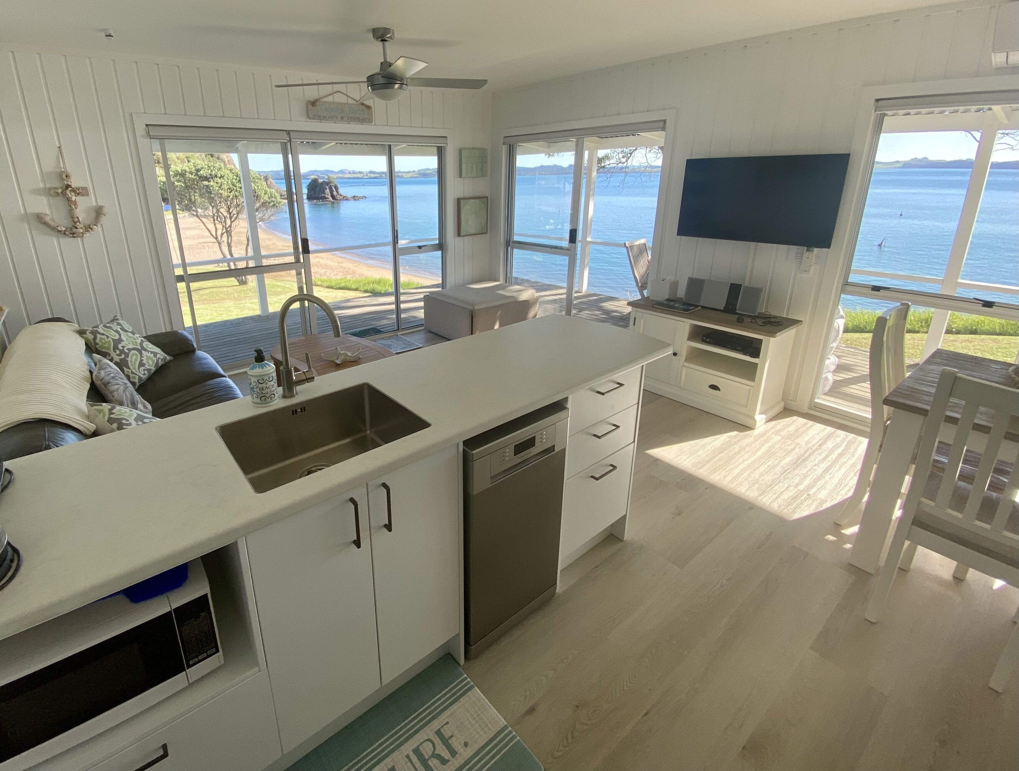 Smart-TV, DVD-Player, Bücher, Stereoanlage