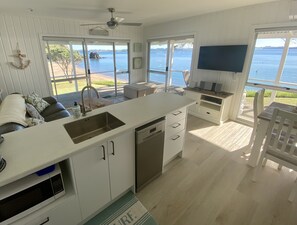 Smart TV, DVD player, books, stereo - Beachfront Escape - Tapeka Beach Bach (Tapeka Point (Russell))