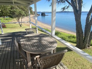Outdoor dining - Beachfront Escape - Tapeka Beach Bach (Tapeka Point (Russell))