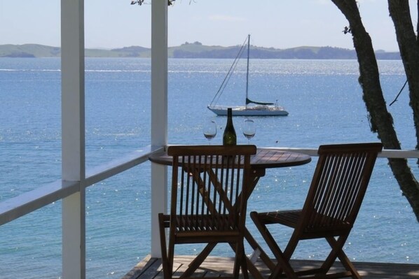 Outdoor dining - Beachfront Escape - Tapeka Beach Bach (Tapeka Point (Russell))