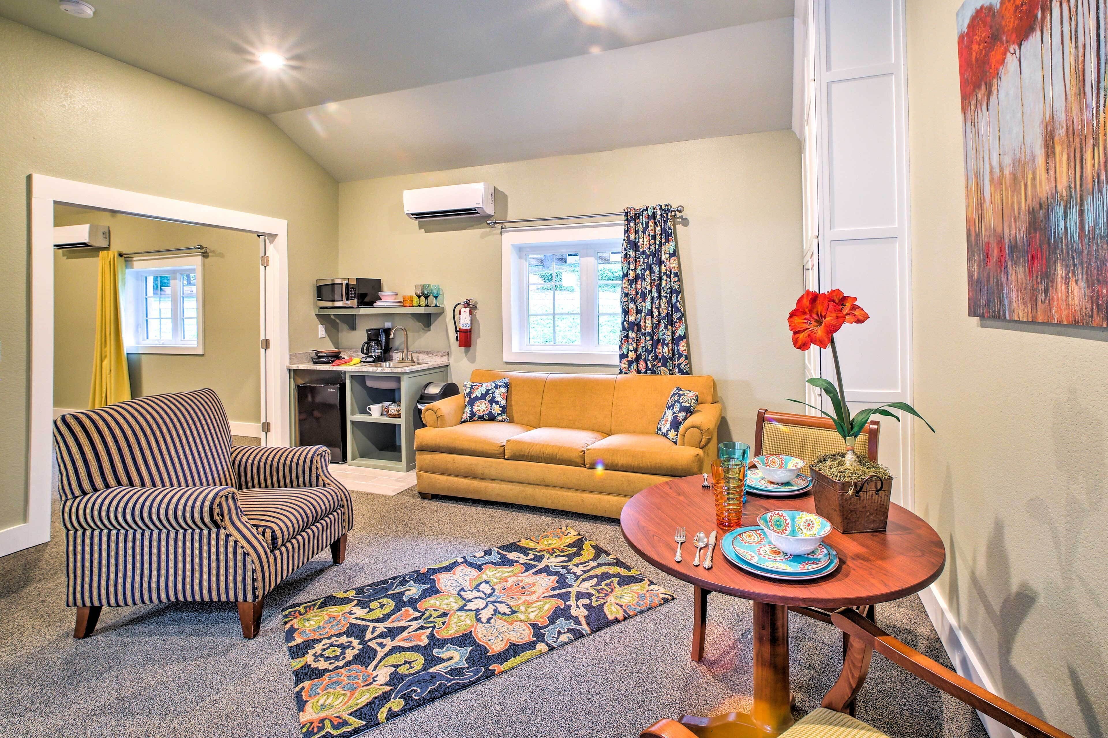 Welcoming Downtown Branson Cottage w/ Pool Access!