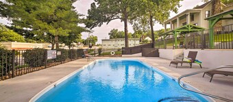 Welcoming Downtown Branson Cottage w/ Pool Access!
