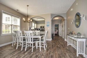 Dining - 1215 Ironwood - Barefoot Resort Rentals (North Myrtle Beach)