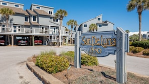 A sign for San Deluna with a clear view of the building in the background.