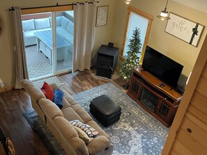 Smart TV, DVD player, books, video library - Couples Retreat, NEW Hot Tub 2022, ORV, Right From the Front Door (Baldwin)