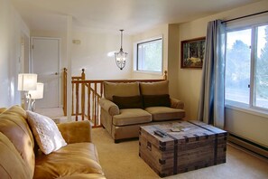 Een smart-tv, een open haard en boeken