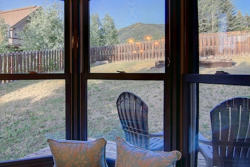 Off-Season-myynti! Koiran ystävällinen / valtava piha (aidattu), AC, upeat näkymät, yksityinen poreallas, bussi, puisto