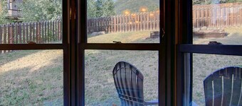 Off-Season-myynti! Koiran ystävällinen / valtava piha (aidattu), AC, upeat näkymät, yksityinen poreallas, bussi, puisto